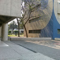 รูปภาพถ่ายที่ Universidad Autónoma Metropolitana-Xochimilco โดย Rodrigo V. เมื่อ 4/16/2013
