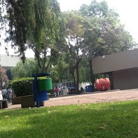 รูปภาพถ่ายที่ Universidad Autónoma Metropolitana-Xochimilco โดย Rodrigo V. เมื่อ 4/26/2013