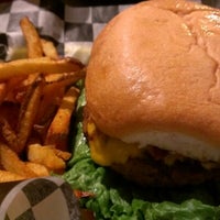 12/12/2012 tarihinde Christina E.ziyaretçi tarafından Fatty&amp;#39;s Burgers &amp;amp; More'de çekilen fotoğraf