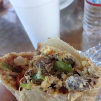 Снимок сделан в El Taco Man пользователем Elizabeth J. 10/28/2012