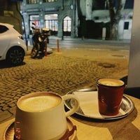 Foto diambil di Glow Coffee oleh Fuat G. pada 1/12/2023