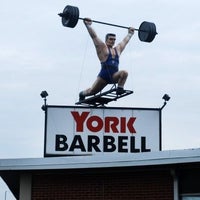 รูปภาพถ่ายที่ York Barbell Retail Outlet Store &amp;amp; Weightlifting Hall of Fame โดย visitPA เมื่อ 3/30/2015