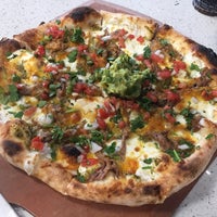Das Foto wurde bei Pizza 900 Wood Fired Pizzeria von Alex A. am 6/8/2017 aufgenommen