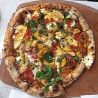 Foto tomada en Pizza 900 Wood Fired Pizzeria  por Alex A. el 6/8/2017