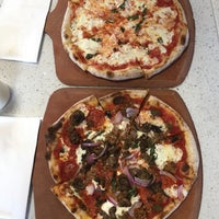 Das Foto wurde bei Pizza 900 Wood Fired Pizzeria von Alex A. am 7/21/2017 aufgenommen