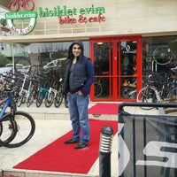 Das Foto wurde bei Bisiklet Evim Bike &amp;amp; Cafe von Timuçin T. am 2/12/2017 aufgenommen