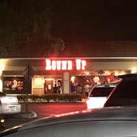 Foto tomada en Round Up Country Western Night Club &amp;amp; Restaurant  por Yuliya Y. el 6/11/2017