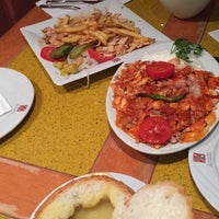 Das Foto wurde bei Khayal Restaurant von haifaa a. am 11/8/2015 aufgenommen