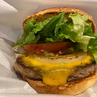 Photo taken at Freshness Burger by nakonekocat 猫. on 2/4/2022