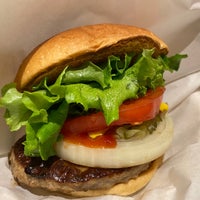 Photo taken at Freshness Burger by nakonekocat 猫. on 2/17/2022