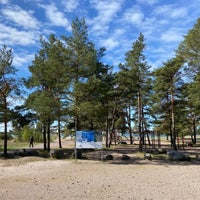 Photo taken at Kallahdenniemen uimaranta by Asko on 5/18/2022