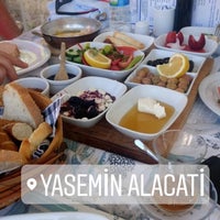 รูปภาพถ่ายที่ Yasemin Alacati โดย Tarık Ç. เมื่อ 5/20/2017