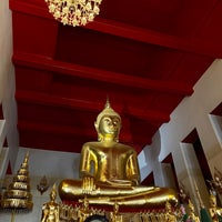 Photo taken at Wat Mahathat Yuwarajarangsarit Rajaworamahavihara by Siwapon L. on 6/19/2021