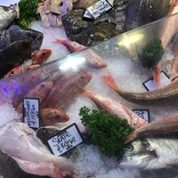 Снимок сделан в Moxon&amp;#39;s Fish Monger пользователем Miwa N. 12/9/2017