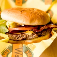 Das Foto wurde bei Wally&amp;#39;s Burger Express von Wally&amp;#39;s Burger Express am 1/11/2017 aufgenommen