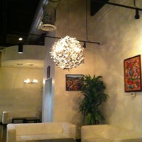 Foto tomada en Elle&amp;#39;s Restaurant + Lounge  por Patty C. el 10/20/2012
