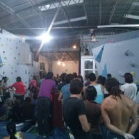 Photo taken at Memento Climbing by Cafesito Con L. on 11/10/2013