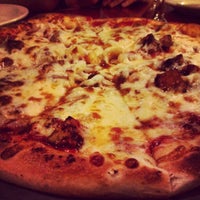 Foto tirada no(a) Varlamos Pizzeria por Deidre L. em 9/29/2012