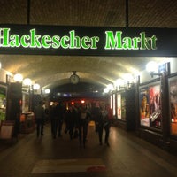 Das Foto wurde bei Hackescher Markt von Sezen am 10/19/2012 aufgenommen