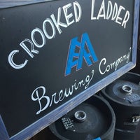 Foto tirada no(a) Crooked Ladder Brewing Company por Jessica T. em 8/20/2016