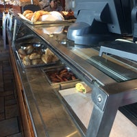 Foto scattata a Bittersweet Catering~Cafe~Bakery da Keegan il 6/13/2016