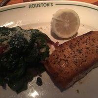Photo taken at Houston&amp;#39;s Restaurant by Danilo L. on 8/11/2017