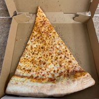 รูปภาพถ่ายที่ Jumbo Slice Pizza โดย Alex💨 R. เมื่อ 10/12/2019