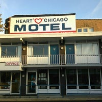 Photo taken at Heart Of Chicago Motel by subtitles f. on 10/22/2015