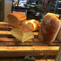 Foto tomada en Great Harvest Bread Co. Bakery &amp;amp; Cafe  por Pam G. el 3/8/2013