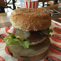 Foto tirada no(a) Beeves Burger por onur a. em 10/24/2015