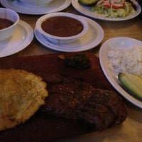 Foto scattata a Los Arrieros Restaurant da Shawn F. il 2/24/2013