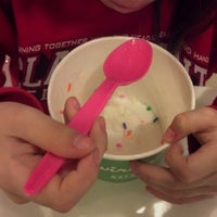 12/8/2012 tarihinde Zac J.ziyaretçi tarafından Swirlin&#39; Twirlin&#39; Frozen Yogurt'de çekilen fotoğraf