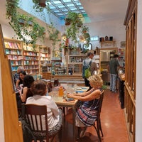 รูปภาพถ่ายที่ Todo Modo - libreria caffè teatro โดย Karolina เมื่อ 9/12/2022