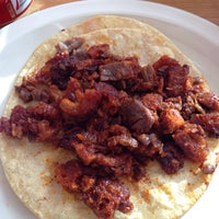 รูปภาพถ่ายที่ Tacos Don Manolito โดย Humberto M. เมื่อ 12/28/2013