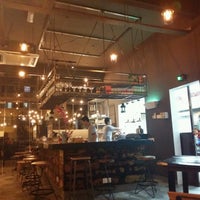 Foto tirada no(a) Gajah Tiga Café por Nur S. em 8/6/2016