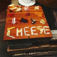 Foto tirada no(a) Cheese Shop por Alana Y. em 2/21/2013