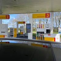 Photo taken at Shell by Hen s. on 4/10/2022