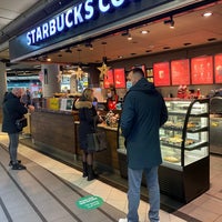 Foto diambil di Starbucks oleh Hen s. pada 12/19/2020