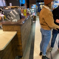 Das Foto wurde bei Starbucks von Hen s. am 2/29/2020 aufgenommen