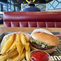 Photo taken at Fatburger by Harvey C. on 10/25/2023