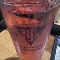 Photo taken at BJ&#39;s Restaurant &amp; Brewhouse by beno h. on 12/23/2022