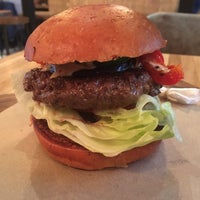 Foto diambil di Burger&amp;amp;Pizzoni oleh gigabass pada 5/8/2019