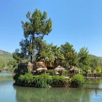Foto diambil di Saklı Göl Restaurant &amp;amp; Nature Club oleh Berkin S. pada 8/24/2020