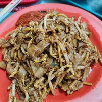 Photo taken at Outram Park Fried Kway Teow Mee by Noph X. on 11/14/2022