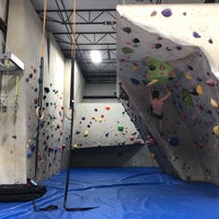 Foto tirada no(a) Ibex Climbing Gym por Rich B. em 4/28/2018