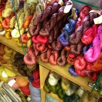 Das Foto wurde bei Hill Country Weavers von Jennifer A. am 3/1/2013 aufgenommen