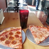 รูปภาพถ่ายที่ Wiseguy Pizza Pie โดย Kevin H. เมื่อ 11/28/2012