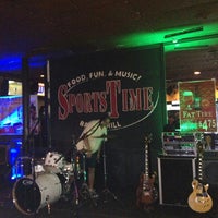 Foto tirada no(a) SportsTime Bar &amp;amp; Grille por Chuck H. em 5/25/2013