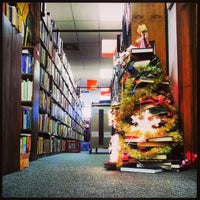 12/24/2012 tarihinde Handsome M.ziyaretçi tarafından John K. King Books North'de çekilen fotoğraf