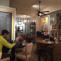 Das Foto wurde bei Sisters Thai The Living Room Cafe von Ebbie A. am 11/19/2015 aufgenommen